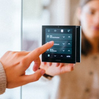Chytré budovy potřebují víc než mobilní aplikaci. LOXONE přichází s vlastními displeji
